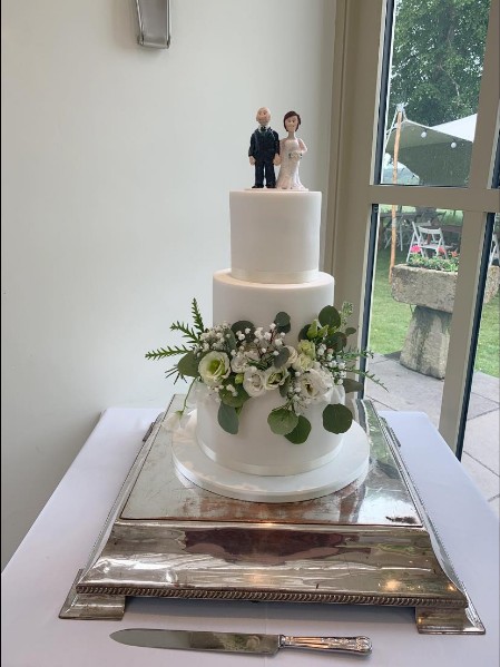 3 tier iced wedding cake